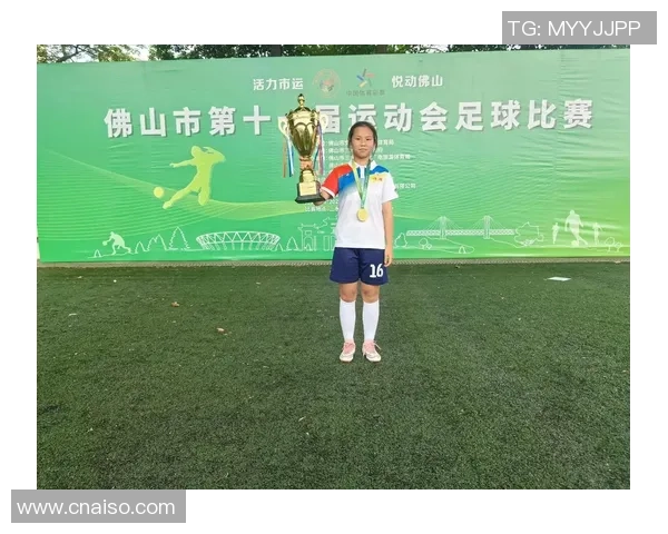 足球明星与孩子们共度快乐时光在绿茵场上尽情挥洒青春梦想