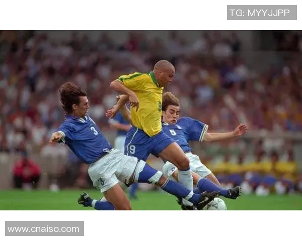 足球明星小罗的传奇人生与足球艺术的完美结合 足球明星小罗的传奇人生与足球艺术的完美结合