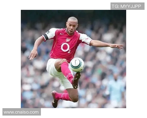 银色头发的足球明星是谁他在绿茵场上的传奇故事揭秘 银色头发的足球明星是谁他在绿茵场上的传奇故事揭秘